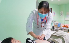 Cháu trai nguy kịch, suy thận nặng vì cha mẹ tự điều trị bằng thuốc nam