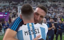 HLV Argentina xúc động khi ôm Messi sau chiến thắng 3-0 trước Croatia