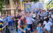 Người dân Argentina nhảy nhót ăn mừng khi Messi sút penalty thành công