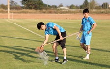 Tập buổi quan trọng, ông Park và trợ lý dùng xẻng hất nước tuột cả cán