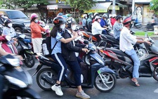 Thót tim khi gặp trẻ nhỏ chạy xe ngoài đường