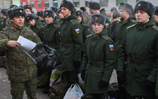 Người dân Nga gây quỹ mua áo ấm cho binh sĩ ra chiến trường ở Ukraine