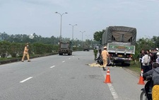 Xe máy tông xe tải đang đỗ bên lề đường, 2 người thương vong