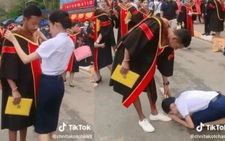 Em gái cúi sát đất cảm ơn anh trai đã nghỉ học để mình được tới trường