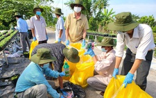 Nông dân gom vỏ chai thuốc trừ sâu đổi nhu yếu phẩm
