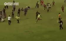 Video: Trọng tài Indonesia bị cầu thủ, huấn luyện viên và khán giả rượt đánh khắp sân
