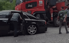 Rolls-Royce Ghost bị tai nạn dồn toa giữa 2 xe tải: Xe hỏng nặng, người bình an