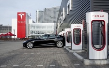 Tesla mở trạm sạc xe điện miễn phí cho vùng bị ảnh hưởng của cuộc khủng hoảng Ukraine