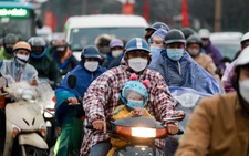 Người dân đội mưa, rét trở lại thủ đô chiều mùng 5 Tết