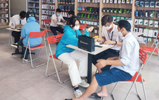 Nhiều cửa hàng bán lẻ thiết bị công nghệ mở sớm, khách nhộn nhịp