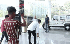 Khách mang cả bao tải tiền xu đi mua xe, nhân viên showroom đếm mỏi tay
