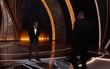 Will Smith 'choảng' Chris Rock ngay tại lễ trao giải Oscar rồi quay lại sân khấu nhận tượng vàng