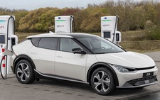 Xe sắp bán tại Việt Nam Kia EV6 trong thử nghiệm dùng thực tế và sạc nhanh: Yên tâm nếu đủ trạm sạc
