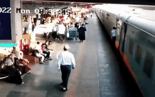 Video: Bị kéo dọc sân ga khi bước xuống tàu hỏa vẫn đang chạy