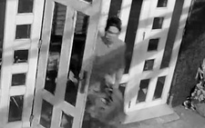 Vụ đột nhập trộm 200 triệu: Kẻ gian lợi dụng cửa sổ không khóa nên 'câu' chìa khóa