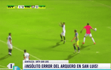 Xem bàn thắng 'kỳ lạ nhất thế kỷ' ở Argentina: Thủ môn ném bóng 'dội đầu' đối thủ vào lưới