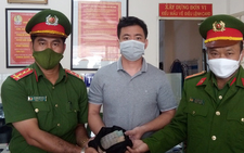 Đại úy công an trả lại gần 300 triệu đồng cho người để quên ở thùng xe tải bên đường