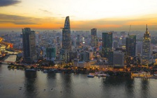 Sông Sài Gòn lướt đi trong ánh sáng
