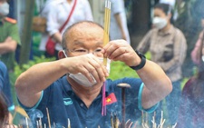 Thầy trò HLV Park Hang Seo viếng đền Hùng trước SEA Games 31