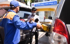 Tin sáng 12-5: Giá xăng đã tăng tới hạn chịu đựng? Buộc kê khai giá thực mua bán nhà được không?