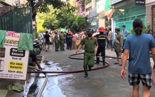 Video: Cứu 2 người bị mắc kẹt trong căn nhà cháy ở quận 10