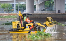 'Cỗ máy gom rác' làm đẹp cho sông Sài Gòn đón lễ 30-4
