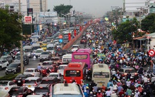 Chiều 29-4, các tuyến đường quanh bến xe Miền Đông 'chật ních'