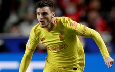 Hậu vệ Liverpool đáp trả hài hước khi bị CĐV Benfica ném bật lửa vào người