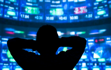 Chứng khoán thế giới đỏ sàn, giá dầu rời mốc 100 USD/thùng