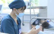 Gia đình cắt dây rốn tại nhà, bé gái mới sinh bị uốn ván nguy kịch