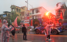 Video: Khán giả đội mưa đến sân Việt Trì 'tiếp lửa' cho U23 Việt Nam - U23 Timor Leste