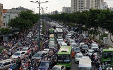 Xe cộ ùn ứ nhiều giờ hướng về sân bay Tân Sơn Nhất