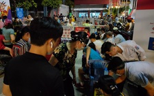 Rất đông CĐV mang mền, chiếu xếp hàng xuyên đêm chờ phát vé chung kết bóng đá nữ