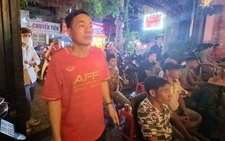 Bố mẹ của tiền đạo Tiến Linh vừa cổ vũ con, vừa tất bật... bán cà phê