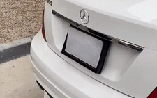 Xe Mercedes-Benz bị trộm lắp tấm lật biển số để qua mắt cảnh sát