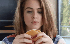 Người Úc dạy làm món burger Tây 'lai' với bánh mì kẹp thịt ở Việt Nam