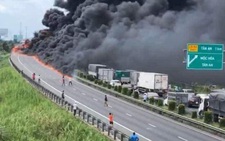 Vụ cháy xe tải trên cao tốc TP.HCM - Trung Lương: Sao lại chở vật liệu dễ cháy trên cao tốc?
