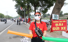 Video: Các điểm bán đồ cổ vũ bóng đá làm nóng sân Việt Trì, trước trận U23 Việt Nam và U23 Indonesia