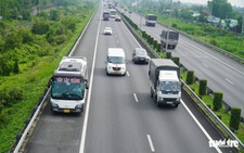 Xe chạy vào làn dừng khẩn cấp: Cần mạnh tay xử phạt