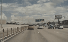 Mất lái khi trời mưa, tài xế may mắn thoát chết sau cú drift như phim