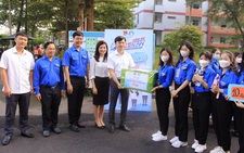 Bí thư Trung ương Đoàn Nguyễn Minh Triết thăm, tặng quà đội hình tiếp sức mùa thi tại Đồng Nai