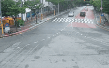 Người dân Hàn Quốc đội mưa giúp tài xế chở bia gặp nạn đổ tung tóe