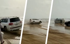 Toyota Land Cruiser đổ lật ê chề sau khi drift trên bờ biển