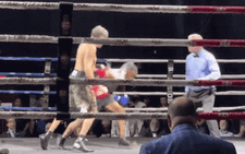 Võ sĩ 52 tuổi lần đầu đấu chuyên nghiệp, thắng knock-out rồi... 'nghỉ luôn' vì vợ cấm đấu