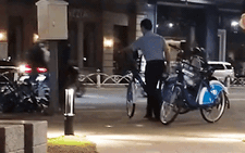Xe đạp công cộng bị người mặc đồng phục bảo vệ ném như đồ 've chai'