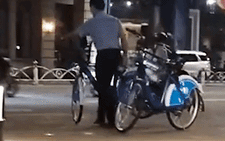 Đình chỉ bảo vệ ném hàng loạt xe đạp công cộng tại quận 1 như ném 've chai'