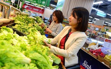 Từ xoài đến mì gói: Xuất khẩu kiểm soát chặt an toàn thực phẩm, trong nước công bố lại 'rùng mình'