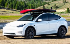 Xe điện Tesla êm quá, hãng phải... thêm tính năng tạo tiếng ồn