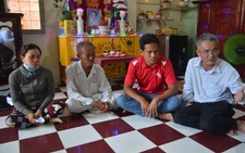 Báo Tuổi Trẻ trao tiền hỗ trợ cho gia đình 2 ngư dân tử nạn trong vụ chìm tàu cá