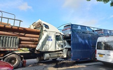 Tai nạn liên hoàn: Cabin xe đầu kéo vọt lên thùng rơmooc chở nhiều xe hơi mới